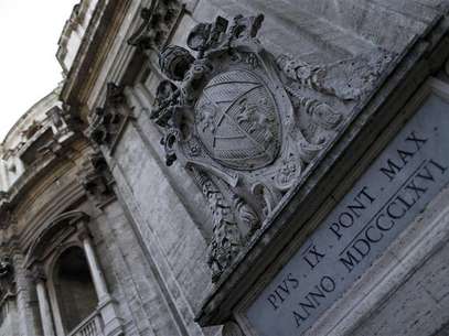 The Vatican emblem is seen from inside the Vatican state February 20, 2013. Pope Benedict's shock resignation has robbed Italians of the one element of certainty in a time of deep doubt, with the country beset by graft scandals and heading for an election that will not bring the radical change so many crave. Foto: Alessandro Bianchi / Reuters