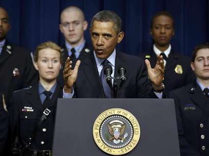 A police officer directs traffic at a roadblock around the Pentagon in Washington March 4, 2010. Foto: Yuri Gripas / Reuters