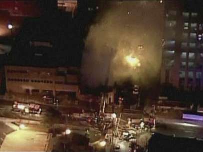 A still image taken from a KHSB-TV video footage shows aerial of the building with flames at Kansas City, Missouri February 19, 2013. Foto: KHSB-TV / Reuters