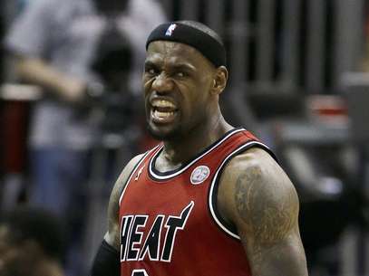 LeBron James (6), del Heat de Miami, gesticula en la primera mitad de su partido de basquetbol contra los Hawks de Atlanta disputado el mi&eacute;rcoles 20 de febrero de 2013 en Atlanta. El Heat gan&oacute; 103-90.  Foto: John Bazemore / AP
