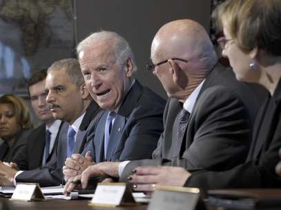 Foto tomada el 9 de enero del 2013 del vicepresidente Joe Biden, con el secretario de Justicia Eric Holder a la izquierda, en una reunión con víctimas de la violencia de armas de fuego en la Casa Blanca.  Foto: Susan Walsh / AP