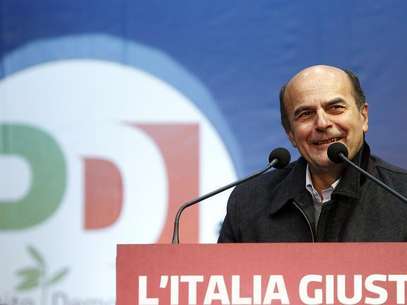 Italy's Democratic Party (PD) leader Pier Luigi Bersani gestures as talks during a political rally in downtown Milan February 17, 2013. Foto: Alessandro Garofalo / Reuters