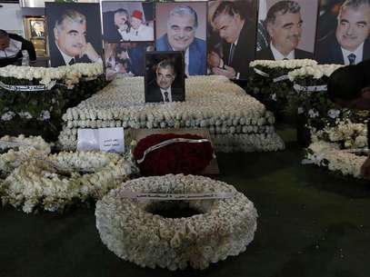 Wreaths and pictures of Lebanon's former Prime Minister Rafik al-Hariri are seen at his gravesite in downtown Beirut February 14, 2013. Thursday marks the eighth anniversary of Hariri's assassination. Foto: Jamal Saidi / Reuters