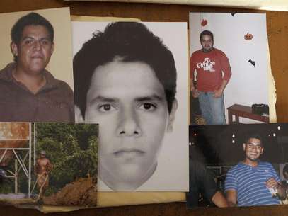 Photographs of five of the six young men abducted by soldiers are seen at a desk in Iguala, in the Mexican state of Guerrero February 20, 2013. Foto: Tomas Bravo / Reuters