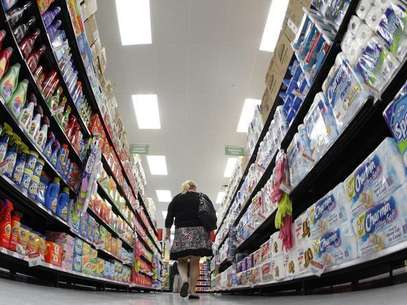 A shopper walks down an aisle in a newly opened Walmart Neighborhood Market in Chicago in this September 21, 2011 file photo. Foto: Jim Young / Reuters