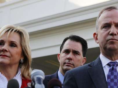 Wisconsin Governor Scott Walker (C) listens to National Governors Association (NGA) Executive Committee Vice Chair and Oklahoma Governor Mary Fallin (L) and Chairman, Delaware Governor Jack Markell (R), speak after meeting with U.S. President Barack Obama in the Roosevelt Room of the White House in Washington, December 4, 2012. Foto: Larry Downing / Reuters