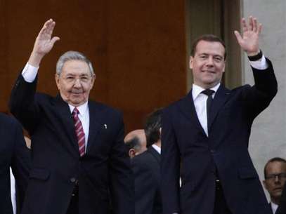 Russia's Prime Minister Dmitry Medvedev and Cuban President Raul Castro (L) wave at the entrance of the Revolution Palace in Havana, February 21, 2013. Foto: Desmond Boylan / Reuters