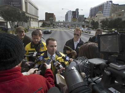 Las Vegas Metro Police Capt. Chis Jones briefs reporters after a shooting and multi-car accident that left three people dead and at least three injured on the Las Vegas Strip in Las Vegas, Nevada early Thursday morning, February 21, 2013. Foto: Las Vegas Sun / Reuters
