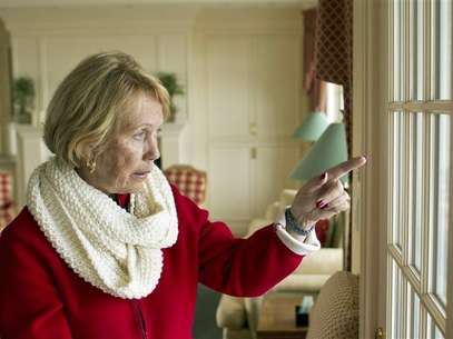 Sandra Witkowski, standing in the living room of her family's home in Mantoloking, New Jersey February 22, 2013, points to a house in the bay that was washed there by Hurricane Sandy. Foto: Tom Mihalek / Reuters