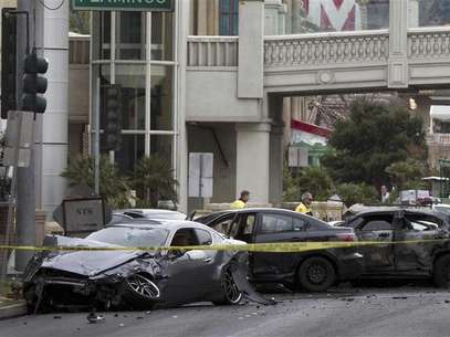Wrecked cars are seen on Las Vegas Boulevard and Flamingo Avenue as Las Vegas Metro Police investigate a shooting and multi-car accident that left three people dead and at least three injured on the Las Vegas Strip in Las Vegas, Nevada in the early morning February 21, 2013. Foto: Las Vegas Sun / Reuters