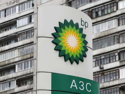 A BP logo is seen in front of an apartment block near a petrol station in Moscow October 22, 2012. Foto: Maxim Shemetov / Reuters