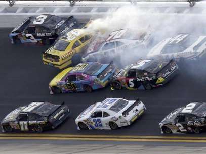 NASCAR drivers crash in an eleven car pile-up late in the NASCAR Nationwide Series DRIVE4COPD 300 race at the Daytona International Speedway in Daytona Beach, Florida February 23, 2013. Foto: Pierre Ducharme / Reuters