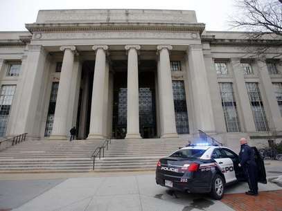 Cambridge police officers stand outside the main buildings of the Massachusetts Institute of Technology (MIT) in Cambridge, Massachusetts, February 23, 2013. Foto: Brian Snyder / Reuters