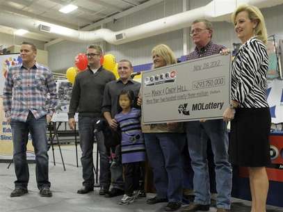 The Hill family holds an oversized check presented by Missouri Lottery director May Scheve (R) during a news conference at the North Platte High School in Dearborn, Missouri, November 30, 2012. Foto: Dave Kaup / Reuters