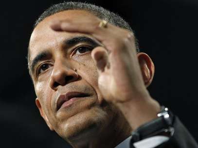 President Barack Obama speaks about strengthening the economy for the middle class and measures to combat gun violence during a visit to Hyde Park Academy in Chicago, Illinois February 15, 2013. Foto: Kevin Lamarque / Reuters