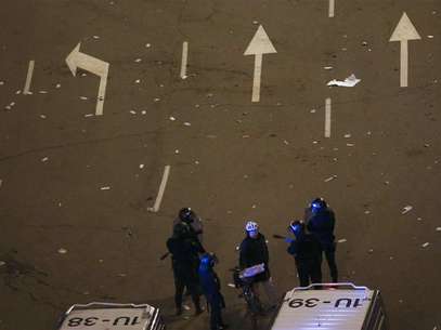 Riot policemen ask a cyclist for his identification during a protest against austerity near the Spanish Parliament, in Madrid February 23, 2013. Foto: Juan Medina / Reuters