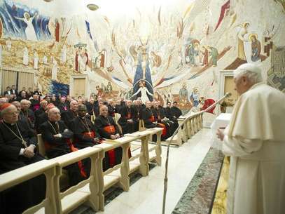Pope Benedict XVI (R) speaks to Cardinals during the closing day of the Spiritual Exercises at the Vatican February 23, 2013. Foto: Osservatore Romano / Reuters