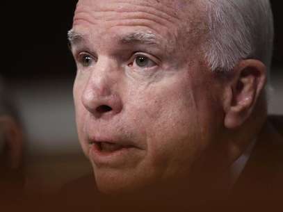 U.S. Senator John McCain (D-AZ) questions former U.S. Senator Chuck Hagel (Not Pictured) during a Senate Armed Services Committee hearing on Hagel's nomination to be Defense Secretary, on Capitol Hill in Washington, January 31, 2013. Foto: Larry Downing / Reuters