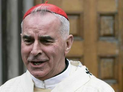 Cardinal Keith O'Brien is seen speaking to the media outside St.Mary's Cathedral in Edinburgh, Scotland in this May 31, 2007 file photograph. Foto: David Moir / Reuters