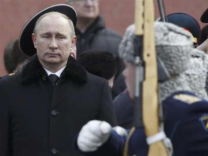 Russian President Vladimir Putin (L) attends a wreath laying ceremony to mark the Defender of the Fatherland Day in Moscow February 23, 2013. Foto: Maxim Shemetov / Reuters