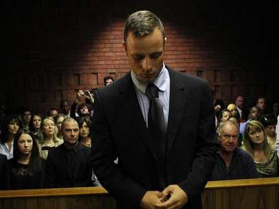 Oscar Pistorius stands in the dock ahead of court proceedings at the Pretoria magistrates court February 22, 2013. Foto: Siphiwe Sibeko / Reuters