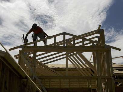 Un trabajador de la construcción realiza sus tareas en Gilbert, Arizona, el 31 de agosto del 2007. Activistas estadounidenses difundieron el martes un informe en el que critican a empresas que se aprovechan de la situación migratoria de sus trabajadores para pagarles menos, explotarlos o denunciarlos ante las autoridades federales cuando éstos se quejan o exigen que se les trate acorde con las leyes laborales. Un plan de reforma migratoria, aseguró el grupo, no debe castigar a inmigrantes que han usado documentos falsos para encontrar trabajo.  Foto: Matt York, archivo / AP
