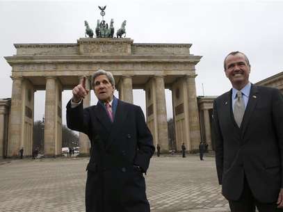 U.S. Secretary of State John Kerry (L) and U.S. Ambassador to Germany Philip Murphy stand in front of the Brandenburg Gate on their way to the U.S. embassy in Berlin February 26, 2013. Kerry arrived in Berlin on Monday, a stop on a nine-nation, 11-day trip that will also take him to Paris, Rome, Ankara, Cairo, Riyadh, Abu Dhabi and Doha before he returns home on March 6. Foto: Fabrizio Bensch / Reuters