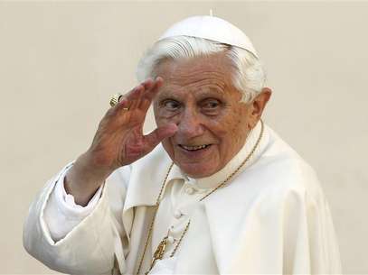 Pope Benedict XVI waves as he arrives to lead the Wednesday general audience in Saint Peter's square, at the Vatican in this October 24, 2012 file picture. Foto: Files / Reuters