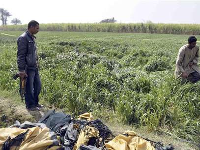 A security officer and a rescue official examine the wreckage of a hot air balloon that crashed in Luxor February 26, 2013. Foto: Stringer (EGYPT - Tags: DISASTER TRANSPORT TRAVEL) / Reuters