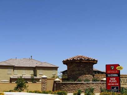A sign advertising new homes starting at the price of $100,000 is displayed in Chandler Heights, Arizona June 2, 2011. Foto: Joshua Lott / Reuters