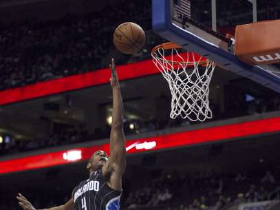 Arron Affialo (4), del Magic de Orlando, dispara contra los 76ers de Filadelfia en la primera mitad de su partido de basquetbol disputado el martes 26 de febrero de 2013, en Filadelfia. Orlando gan&oacute; 98-84.  Foto: H. Rumph Jr / AP