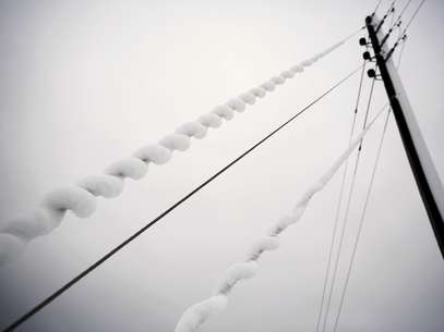 Nieve derretida forma una espiral en el cable de un poste a lo largo de la Ruta Oeste K cerca de McBaine, Missouri, la tarde del martes 26 de febrero de 2013. Foto: Missourian, Greg Kendall-Ball / AP