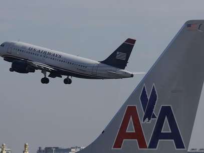 A U.S. Airways jet departs Washington's Reagan National Airport next to an American Airlines jet outside Washington, February 25, 2013. Foto: Larry Downing / Reuters