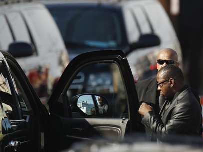 Whitney Houston's ex-husband, Bobby Brown leaves before the start of the funeral service for the pop singer at the New Hope Baptist Church in Newark, New Jersey February 18, 2012. Foto: Lucas Jackson / Reuters