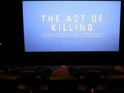 The opening of "The Act of Killing", a documentary made by Texan-born director Joshua Oppenheimer, is pictured during an underground screening at a theatre in Jakarta February 6, 2013. Foto: Beawiharta / Reuters