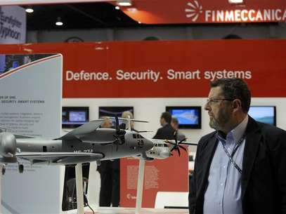 A visitor walks past a stand for Italian defence group Finmeccanica during the International Defence Exhibition and Conference (IDEX) at the Abu Dhabi National Exhibition Centre February 19, 2013. Foto: Ben Job / Reuters