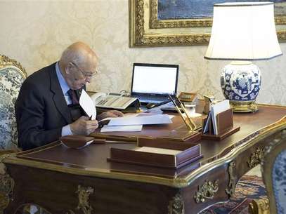 Italian President Giorgio Napolitano checks documents at the Quirinale palace in Rome, December 22, 2012. Foto: Paolo Giandotti / Reuters