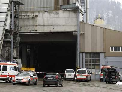 Police and rescue service vehicles are seen in front of the wood processing plant of Kronospan following a shooting in Menznau near Lucerne February 27, 2013. Swiss police said in a brief statement that three people had been killed and seven seriously injured at a shooting at the plant. Foto: Michael Buholzer / Reuters
