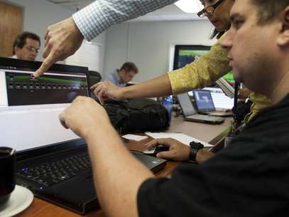 Attacking team members work to hack into a network during a drill at a Department of Homeland Security cyber security defense lab at the Idaho National Laboratory in Idaho Falls, Idaho, September 30, 2011. Foto: Jim Urquhart / Reuters