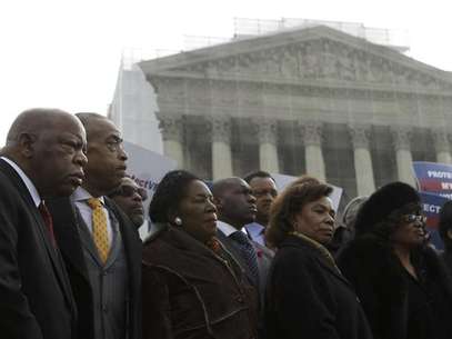 U.S. Rep. John Lewis (D-GA) (L) and Rev. Al Sharpton (2nd L) attend a voter's rights rally in front of the U.S. Supreme Court in Washington February 27, 2013. The U.S. Supreme Court on Wednesday will consider whether to strike down a key provision of a federal law designed to protect minority voters. During the one-hour oral argument, the nine justices will hear the claim made by officials from Shelby County, Alabama, that Section 5 of the Voting Rights Act is no longer needed. Foto: Gary Cameron / Reuters
