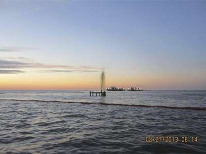 An inactive wellhead owned by Swift Energy is seen discharging an oily-watery mixture after being struck by a 42-foot crewboat, the Sea Rider, off the coast of Port Sulphur, Louisiana February 26, 2013 in this U.S. Coast Guard handout photo released February 27, 2013. The Coast Guard is responding to the incident and is working with federal, state and local agencies as well as Swift Energy to secure the well and contain and clean up any oil that is leaking. Foto: U / Reuters