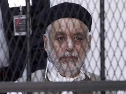 Baghdadi al-Mahmoudi, who was the last prime minister of Muammar Gaddafi's government, sits behind bars during the second hearing in his trial at a prison facility in Tripoli December 10, 2012. Foto: Ismail Zitouny / Reuters