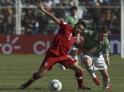 Foto de archivo del 12 de octubre de 2012 del jugador de la selección peruana, Joel Sánchez, izquierda, disputando un balón con el jugador de Bolivia, Alejandro Chumacero, en un partido por las eliminatorias mundialistas en La Paz. Sánchez fue suspendido 2 años por la FIFA el viernes, 1 de marzo de 2013, por arrojar positivo en un control antidopaje después de ese partido.  Foto: Juan Karita, File / AP