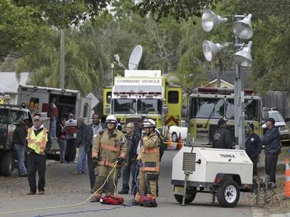 Los bomberos del condado de Hillsborough, Florida, trabajan el sábado 2 de marzo del 2013 cerca de donde se abrió un hoyo en la tierra el jueves por la noche y se tragó a un hombre que estaba en su dormitorio.  Foto: Chris O'Meara / AP