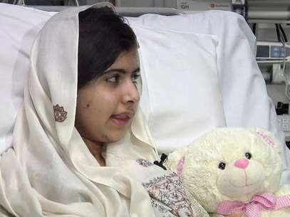 Pakistani schoolgirl, Malala Yousufzai, who was shot in the head by the Taliban for advocating girls' education, is seen sitting in her hospital bed in this undated still picture taken from video provided by the Queen Elizabeth Hospital, in Birmingham, central England, and received in London on February 4, 2013. Foto: Queen Elizabeth Hospital / Reuters