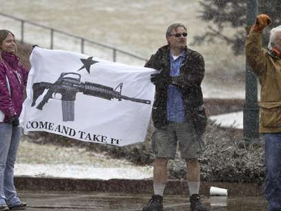 Personas que se oponen a la promulgación de leyes de control de armas se manifiestan a las afueras del capitolio estatal de Colorado, en Denver el lunes 4 de marzo de 2013. Foto: Brennan Linsley / AP
