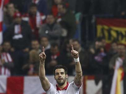 Un renaciente Sevilla aumentó sus opciones de regresar a Europa la próxima temporada cuando su capitán Álvaro Negredo anotó el lunes su primer triplete en Liga en la victoria en casa por 4-1 frente a un Celta de Vigo en apuros. En la imagen, de 31 de enero, Álvaro Negredo celebra un gol durante la semifinal de Copa del Rey contra el Atlético de Madrid. Foto: Juan Medina / Reuters