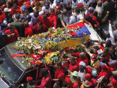 Hoy, nuevamente, el f&eacute;retro de Hugo Ch&aacute;vez recorrer&aacute; varias calles de Caracas hasta arribar a su nuevo sitio de descanso, el Museo Militar 4 de febrero. Foto: STRINGER/VENEZUELA / REUTERS