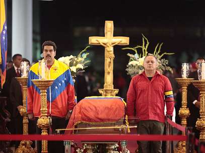 "Se ha decidido preparar el cuerpo del comandante presidente, embalsamarlo, para que quede abierto eternamente para que el pueblo pueda tenerlo allí", afirmó Maduro. Foto: AP