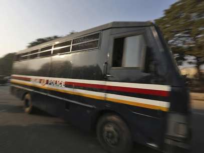 The brother, mother and father (L-R) of Ram Singh, the driver of the bus in which a young woman was gang-raped and fatally injured three months ago, leave their house at Ravi Das camp in New Delhi March 11, 2013. Foto: Mansi Thapliyal / Reuters
